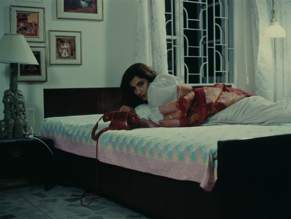 Antareen - The Confined - Mrinal Sen - Dimple Kapadia - bed - bedroom - telephone