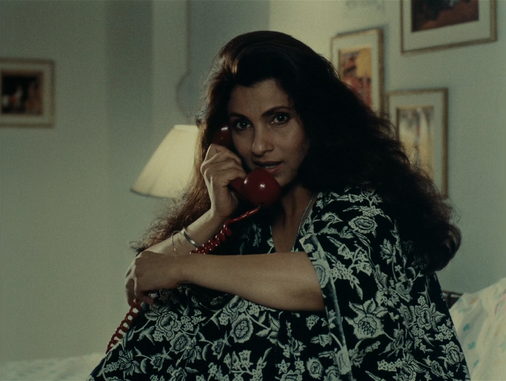 Antareen - The Confined - Mrinal Sen - Dimple Kapadia - telephone