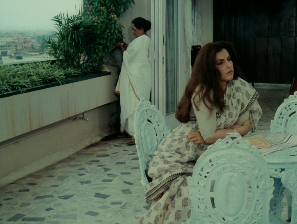 Antareen - The Confined - Mrinal Sen - Dimple Kapadia - terrace