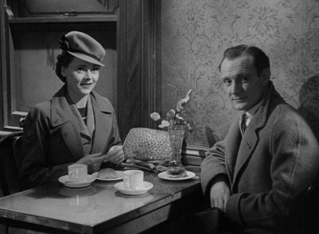 Brief Encounter - David Lean - Celia Johnson - Trevor Howard - Laura - Alec - Milford Junction - train station - table