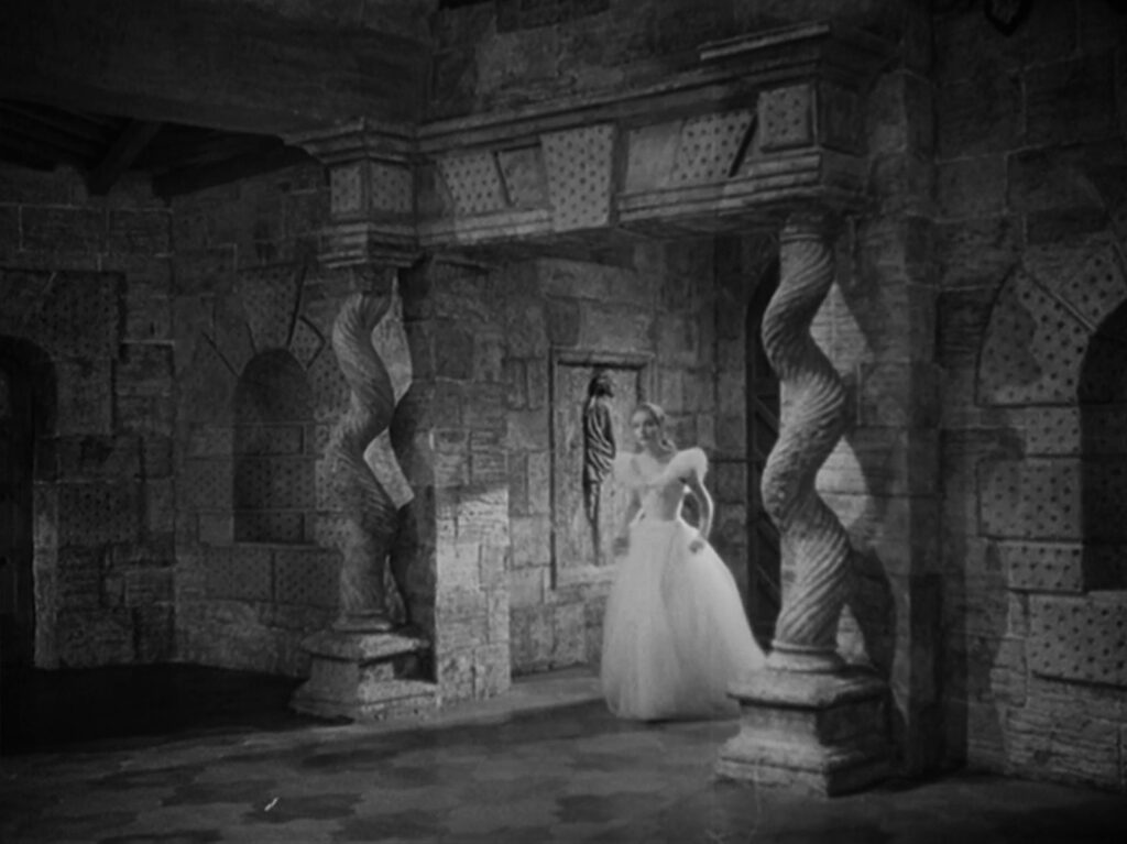 Juliette or the Key of Dreams - Juliette ou La clef des songes - Marcel Carné - Suzanne Cloutier - castle - columns