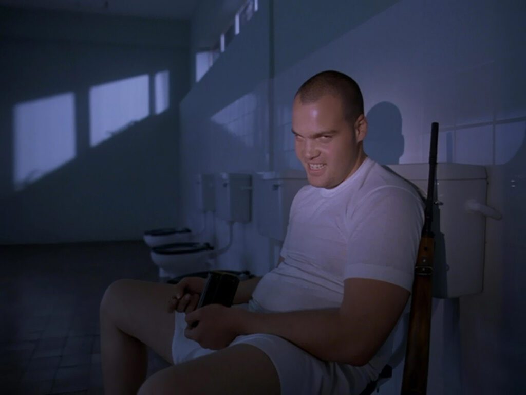 Full Metal Jacket - Stanley Kubrick - Vincent d'Onofrio - Private Pyle - bathroom - rifle