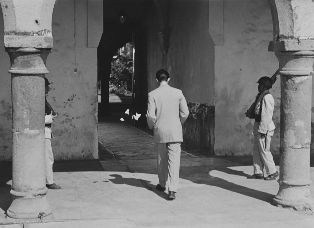 Fever Mounts at El Pao - La fièvre monte à El Pao - Luis Buñuel - Gérard Philipe - Ramón Vázquez - ending - torn paper - government palace