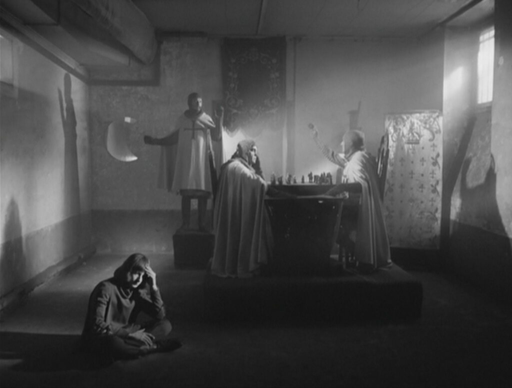 The Hypothesis of the Stolen Painting - L'hypothèse du tableau volé - Raúl Ruiz - tableau vivant - crusaders - chess - sunlight - rays - sunbeams - windows - knights - page - crescent