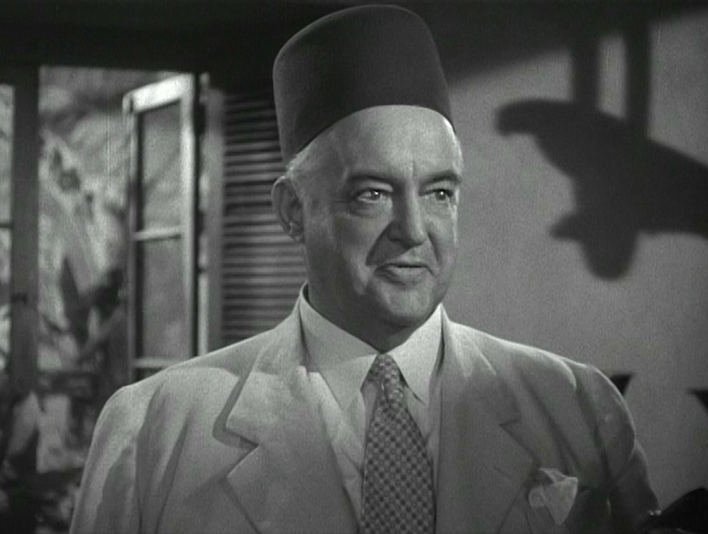 Casablanca - Michael Curtiz - Syndey Greenstreet - Signor Ferrari - fez - shadow of parrot