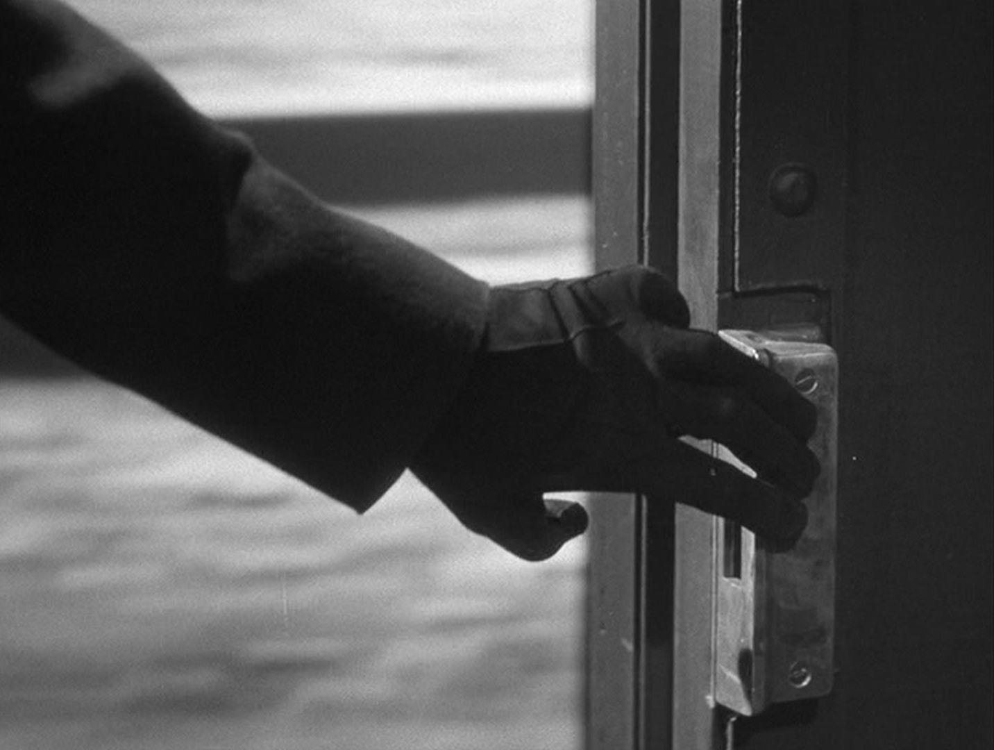 Shadow of a Doubt - Alfred Hitchcock - Charlie - glove - train
