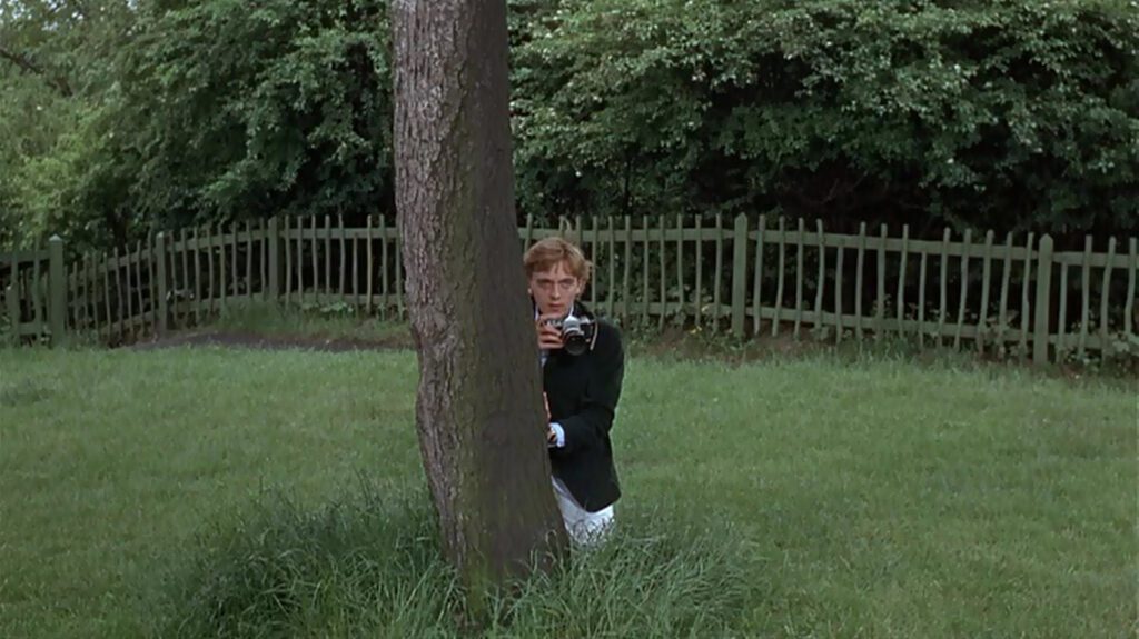 Blow-Up - Michelangelo Antonioni - David Hemmings - Thomas - Maryon Park - photography - camera - tree - fence