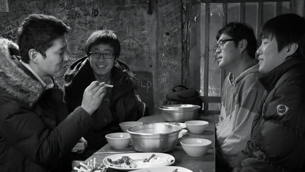 The Day He Arrives - 북촌방향 - Hong Sang-soo - Yoo Jun-sang - Ahn Jae-hong - Bae Yoo-ram - Jeong Ji-hyeong - Seong-jun - three film students - café - Day 1