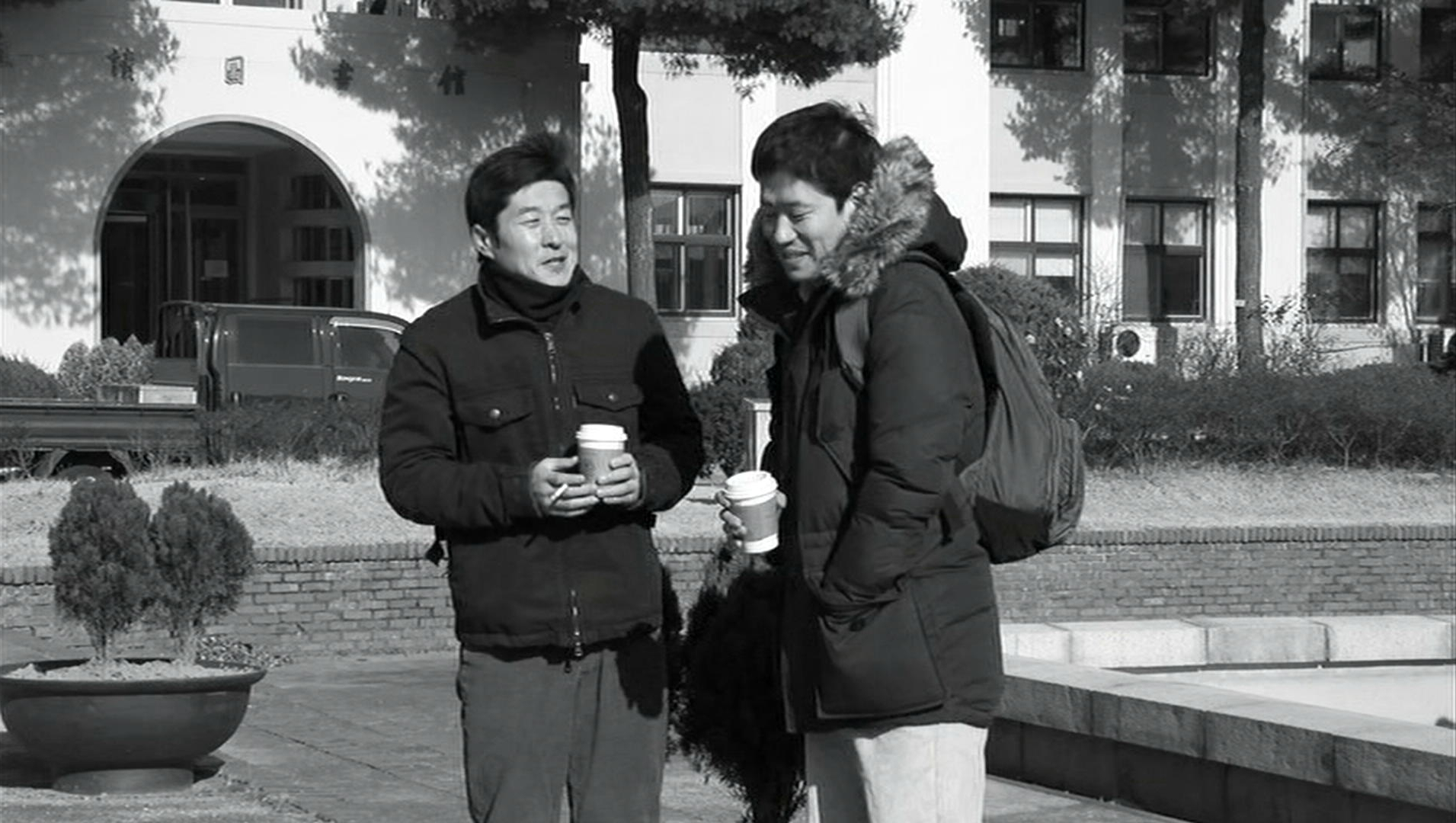 The Day He Arrives - 북촌방향 - Hong Sang-soo - Kim Sang-joong - Yoo Jun-sang - Young-ho - Seong-jun - Jeongdok Public Library - Day 3