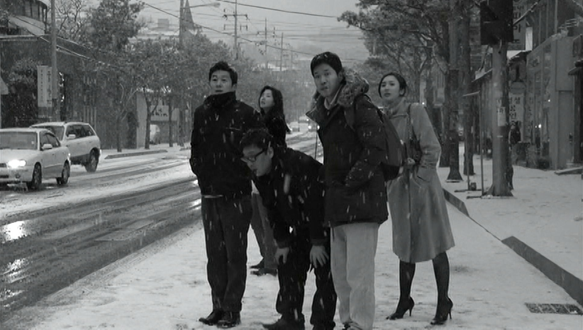 The Day He Arrives - 북촌방향 - Hong Sang-soo - Kim Sang-joong - Song Seon-mi - Kim Eui-sung - Yoo Jun-sang - Kim Bo-kyung - Young-ho - Boram - Joong-won - Seong-jun - Ye-jeon - waiting for taxi - Day 4