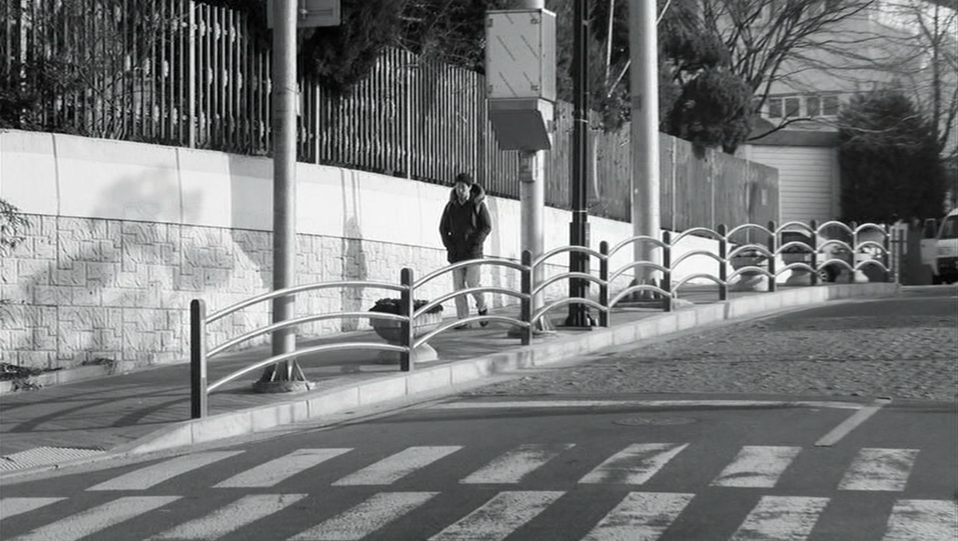 The Day He Arrives - 북촌방향 - Hong Sang-soo - Yoo Jun-sang - Seong-jun - Constitutional Court intersection - Bukchon - Day 1 redux