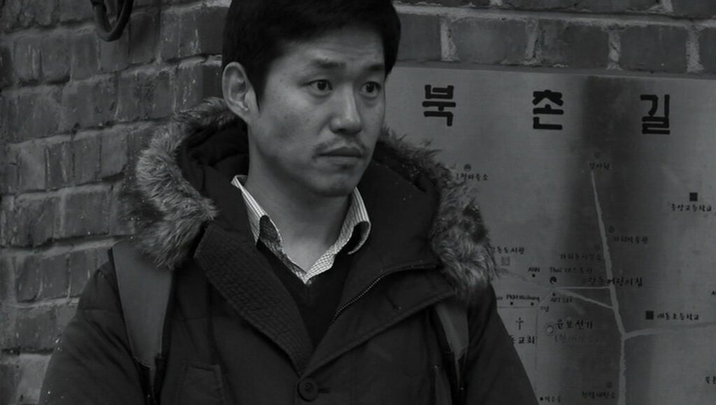 The Day He Arrives - 북촌방향 - Hong Sang-soo - Yoo Jun-sang - Seong-jun - photograph - posing - last shot - snow - close-up - Day 1 redux