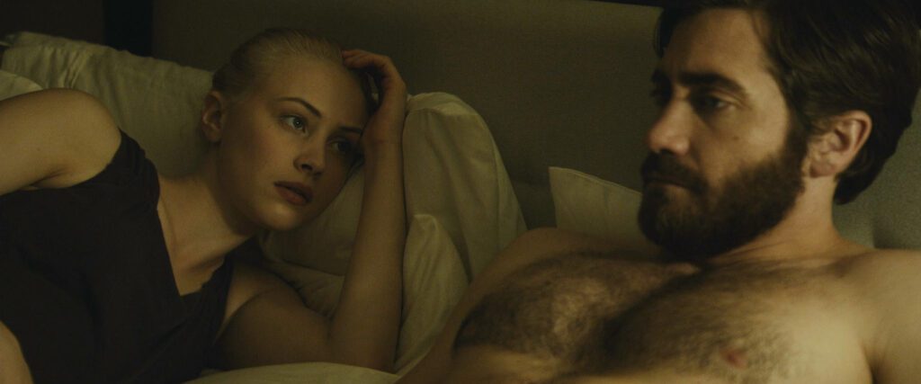 Enemy - Denis Villeneuve - Sarah Gadon - Jake Gyllenhaal - Helen Claire - Adam Bell - Anthony Claire - bed