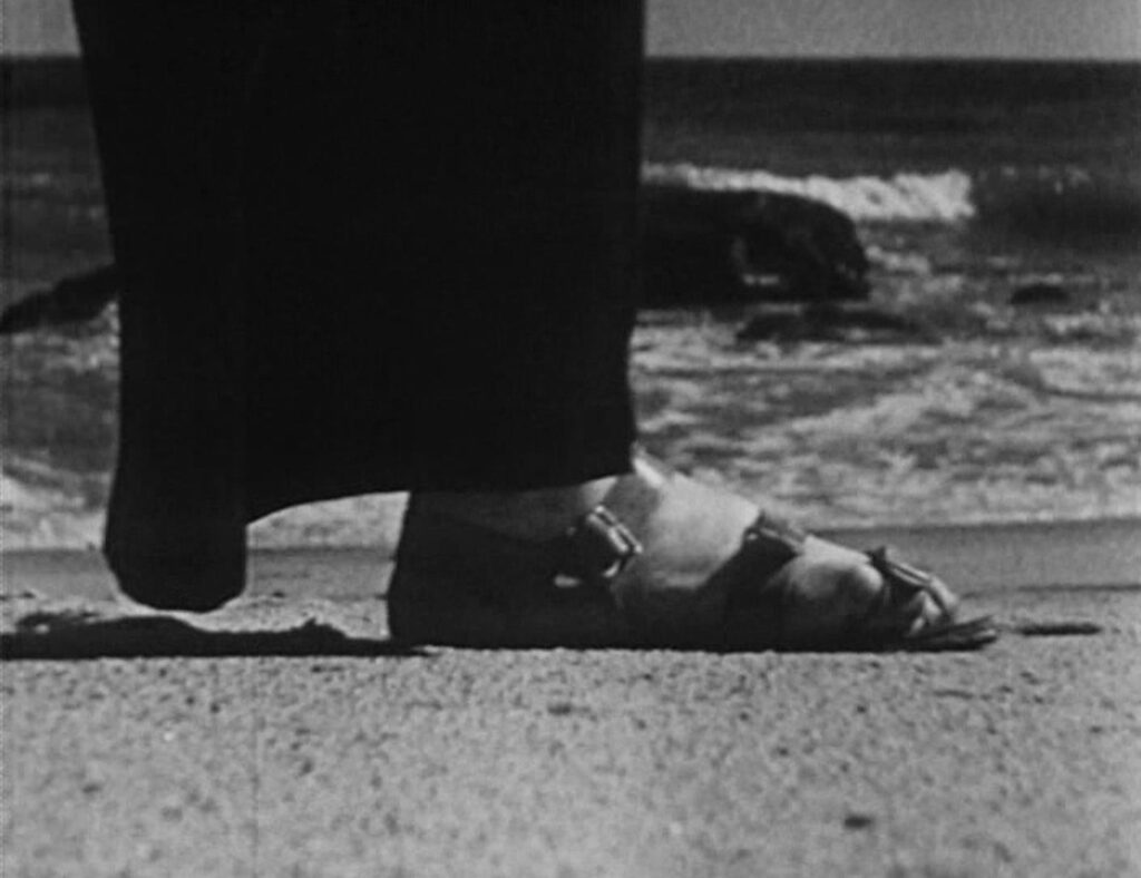 Meshes of the Afternoon - Maya Deren - Alexander Hammid - beach - sand - ocean - sandal - step - evolution