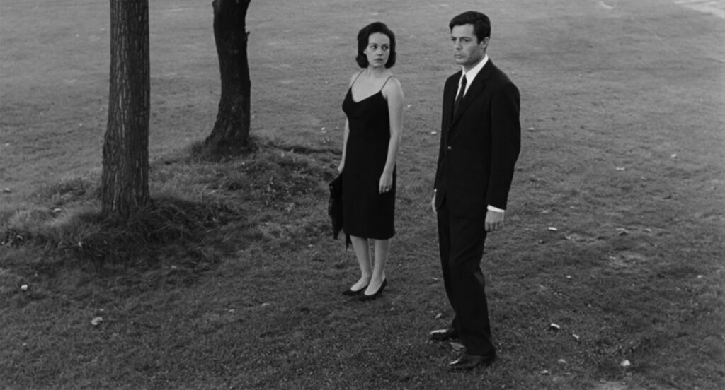 La notte - Michelangelo Antonioni - Jeanne Moreau - Marcello Mastroianni - Lidia Pontano - Giovanni Pontano - two trees - golf course - ending