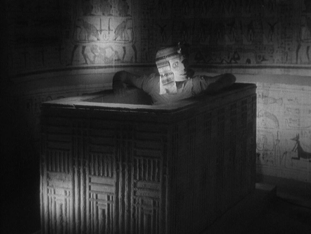 La nuit fantastique - The Fantastic Night - Marcel L'Herbier - Louvre - mummy - Egyptian exhibit - basement