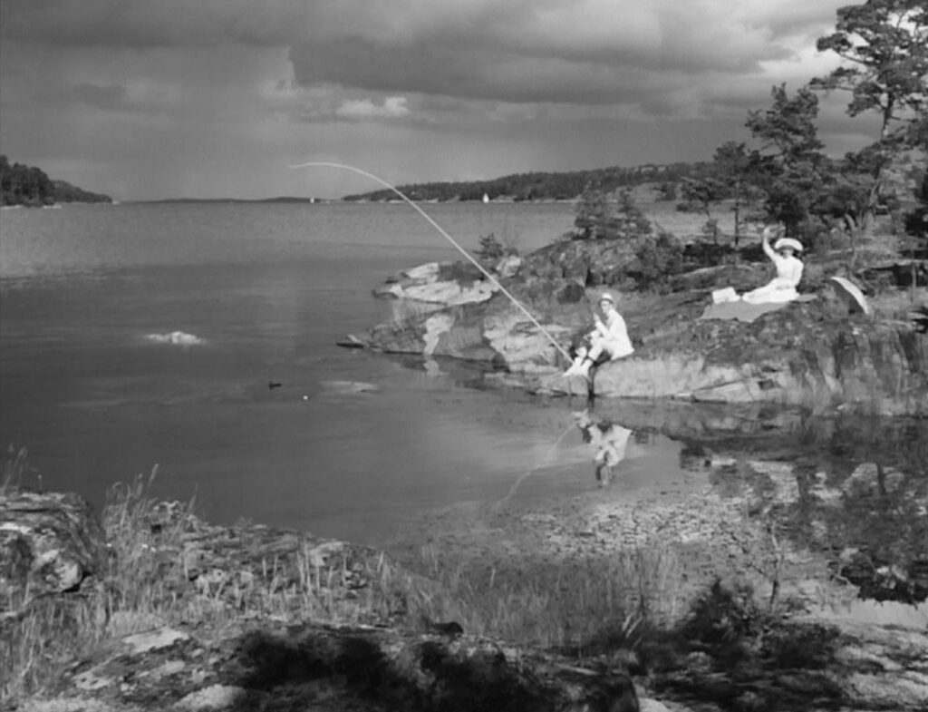 Wild Strawberries - Smultronstället - Ingmar Bergman - ending - parents waving - lake