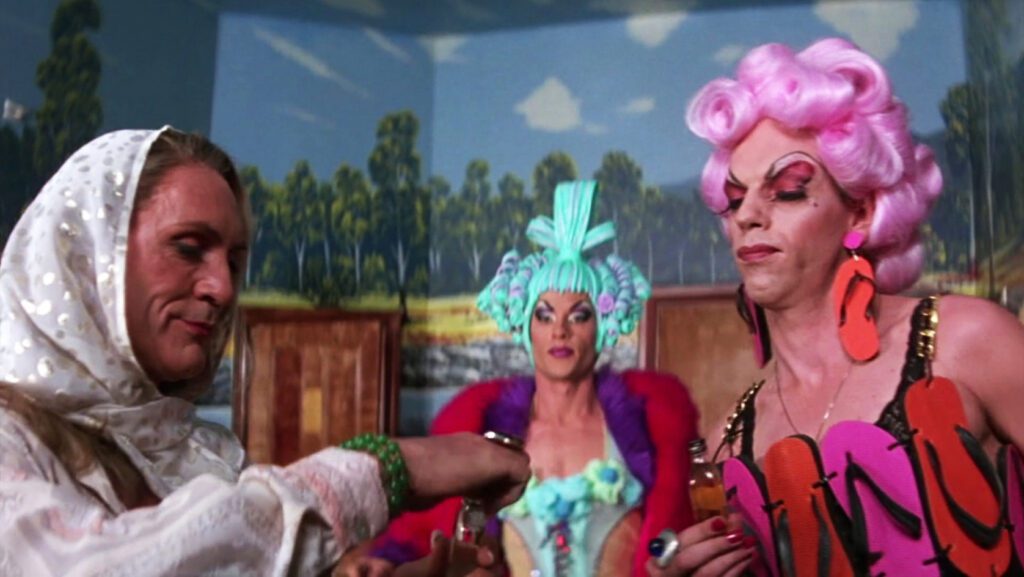 The Adventures of Priscilla Queen of the Desert - Stephan Elliott - Terence Stamp - Guy Pearce - Hugo Weaving - Bernadette - Felicia - Mitzi - hotel - colorful costumes - wallpaper
