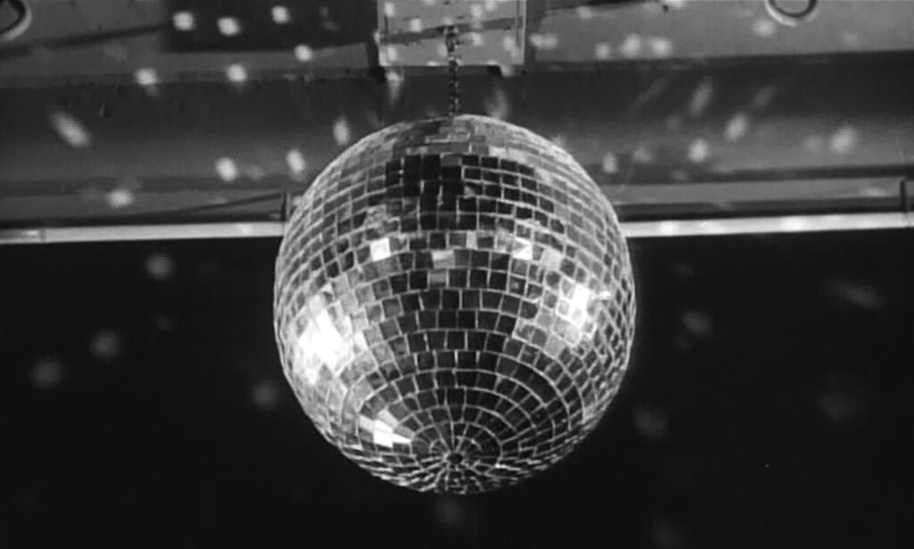 Les bonnes femmes - Claude Chabrol - disco ball - ending