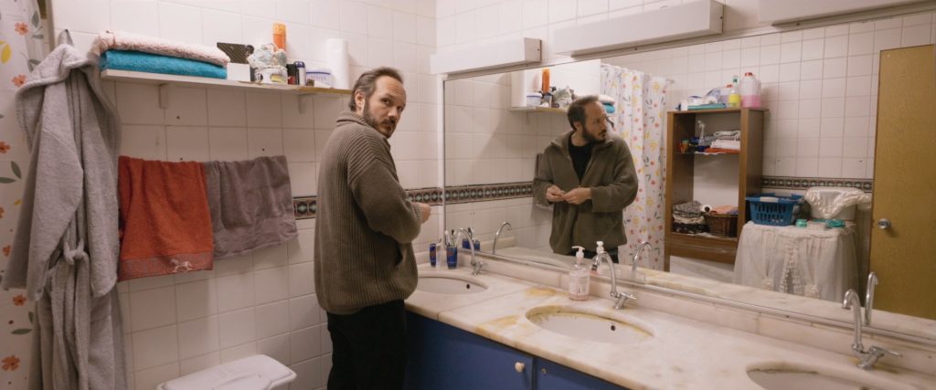 about-dry-grasses-2-34-03 About Dry Grasses - Kuru Otlar Üstüne - Nuri Bilge Ceylan - Samet - Deniz Celiloğlu - bathroom - mirror - film studio - fourth wall