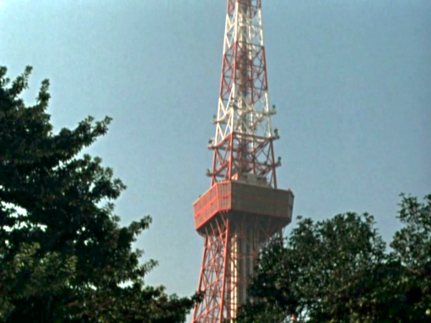 late-autumn-0-02-35 Late Autumn - Akibiyori - Yasujiro Ozu - Tokyo Tower - second shot