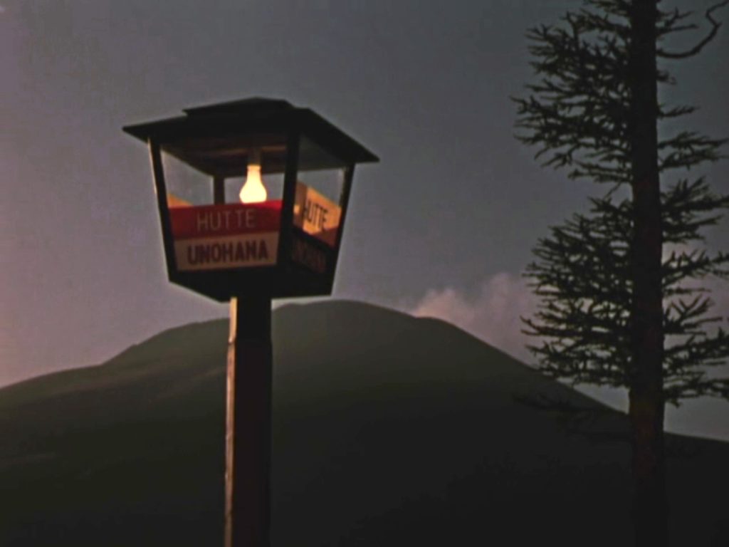 late-autumn-0-48-33 Late Autumn - Akibiyori - Yasujiro Ozu - lantern - mountains