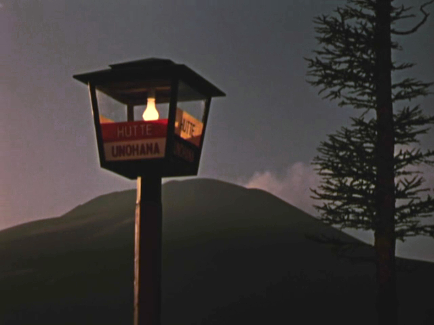 Late Autumn - Akibiyori - Yasujiro Ozu - lantern - mountains
