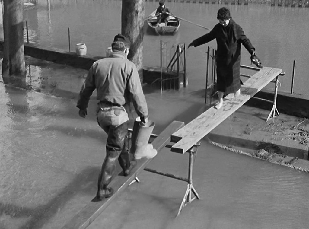 histoire-d-eau-01-36 A Story of Water - Une histoire d'eau - François Truffaut - Jean-Luc Godard - Caroline Dim - cousin Léon - bridge - flood - rowboat - boots