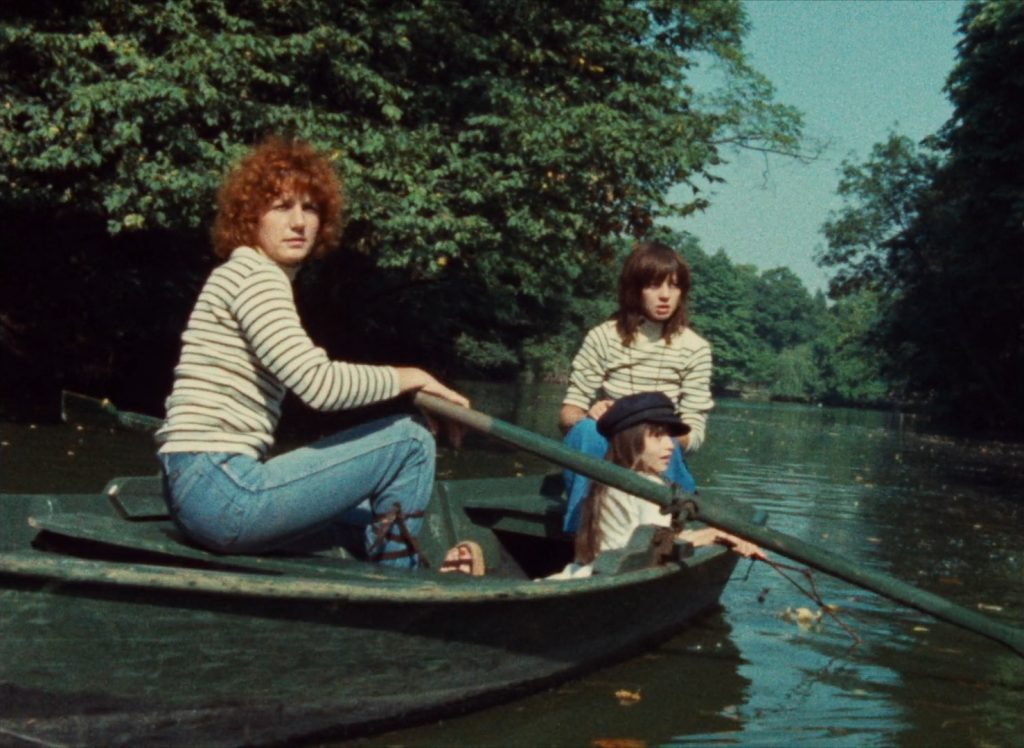 celine-and-julie-go-boating-3-11-35 Céline and Julie Go Boating - Céline et Julie vont en bateau - Jacques Rivette - Dominique Labourier - Juliet Berto - Nathalie Asnar - Madlyn - rowboat