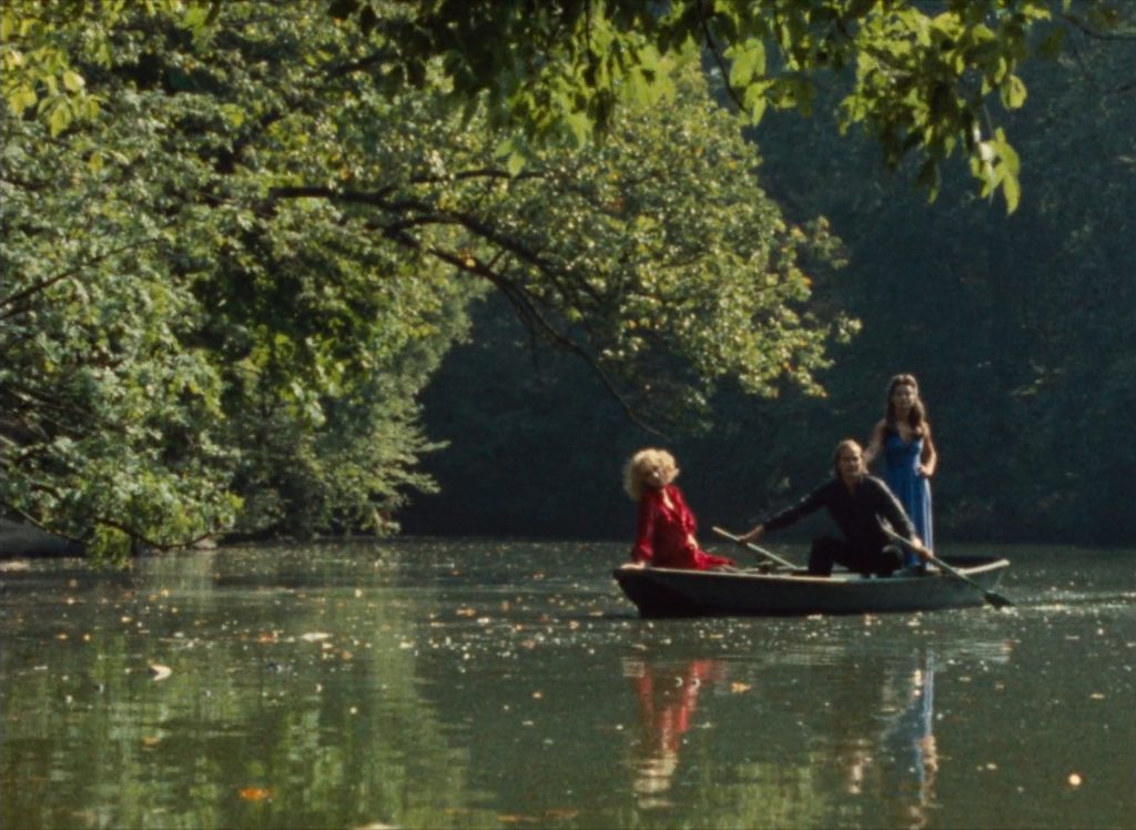 celine-and-julie-go-boating-3-11-51 Céline and Julie Go Boating - Céline et Julie vont en bateau - Jacques Rivette - Bulle Ogier - Barbet Schroeder - Marie-France Pisier - rowboat