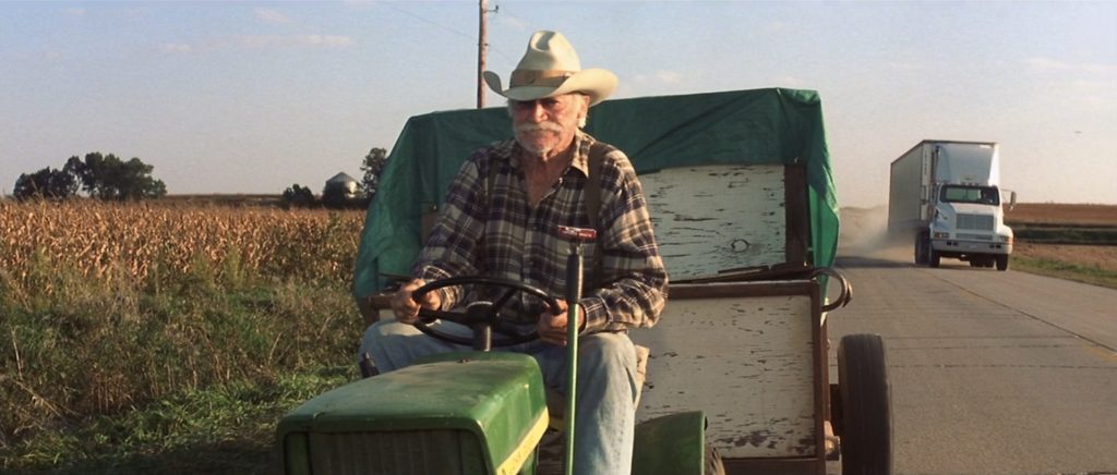 straight-story-0-35-44 The Straight Story - David Lynch - Richard Farnsworth - Alvin Straight - truck passing lawnmower