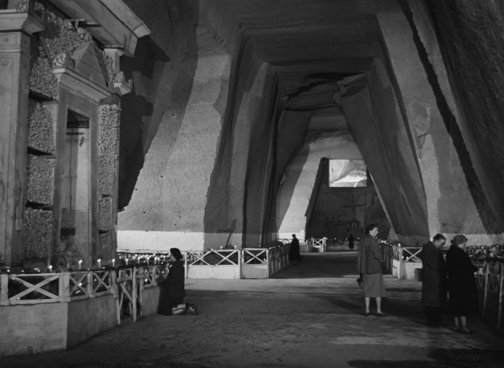journey-to-italy-1-09-45 Journey to Italy - Roberto Rossellini - Ingrid Bergman - Katherine Joyce - Fontanelle catacomb - ossuary