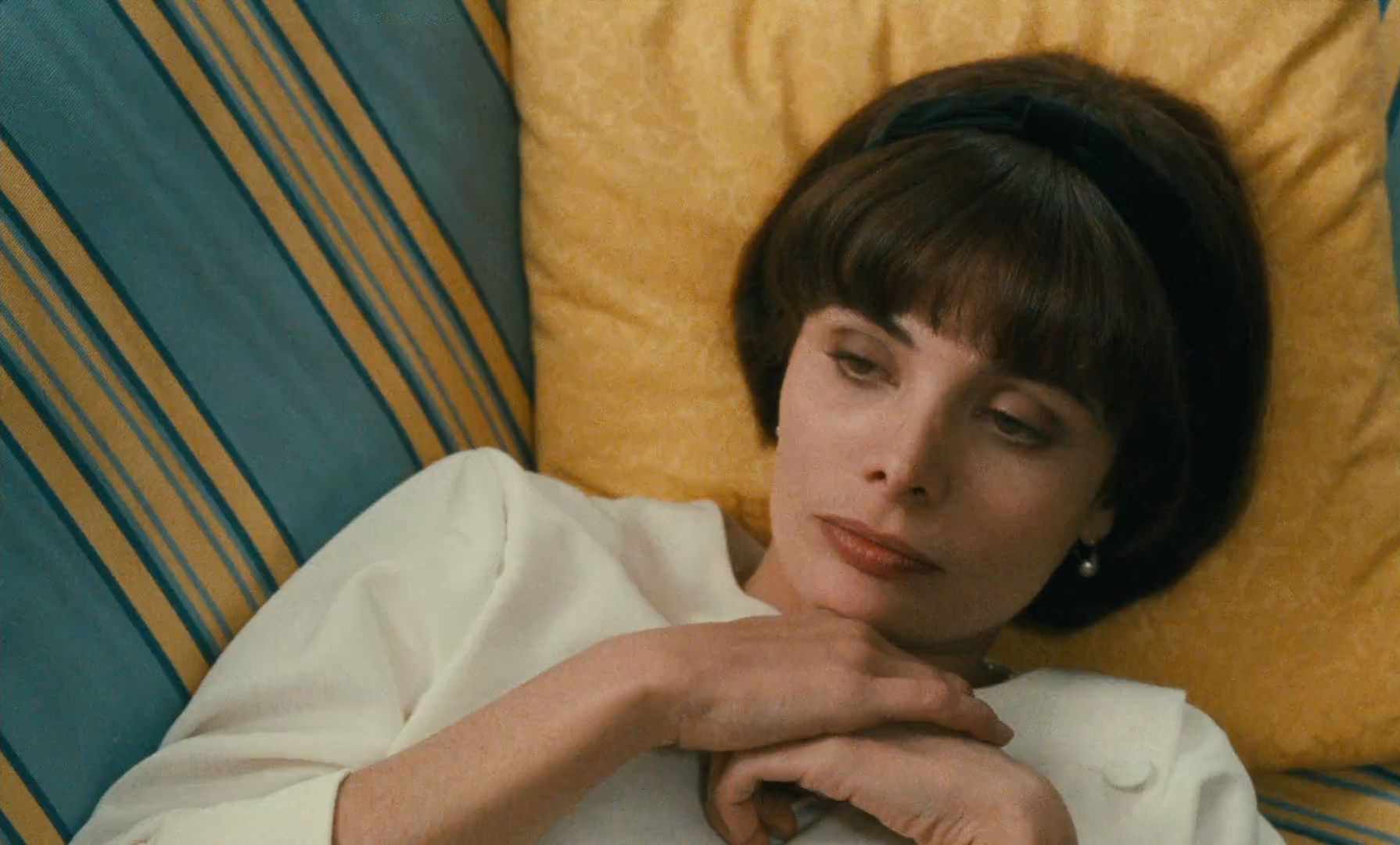 Betty - Claude Chabrol - Marie Trintignant - couch - pillow