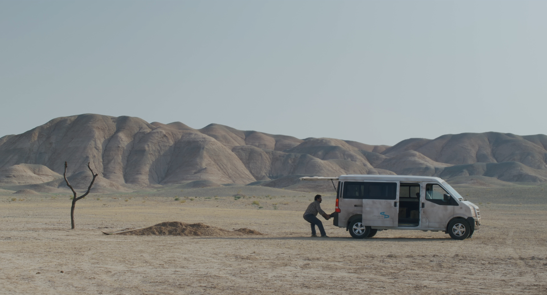 it-was-just-an-accident-0-20-22 It Was Just an Accident - Yek tasadef sadeh - Jafar Panahi - Vahid Mobasseri - Ebrahim Azizi - grave - desert - tree