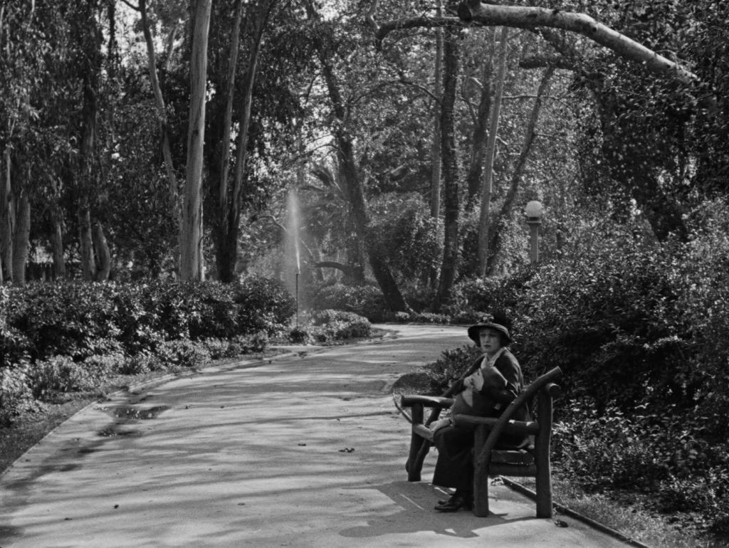 The Kid - Charles Chaplin - Edna Purviance - park bench - fountain