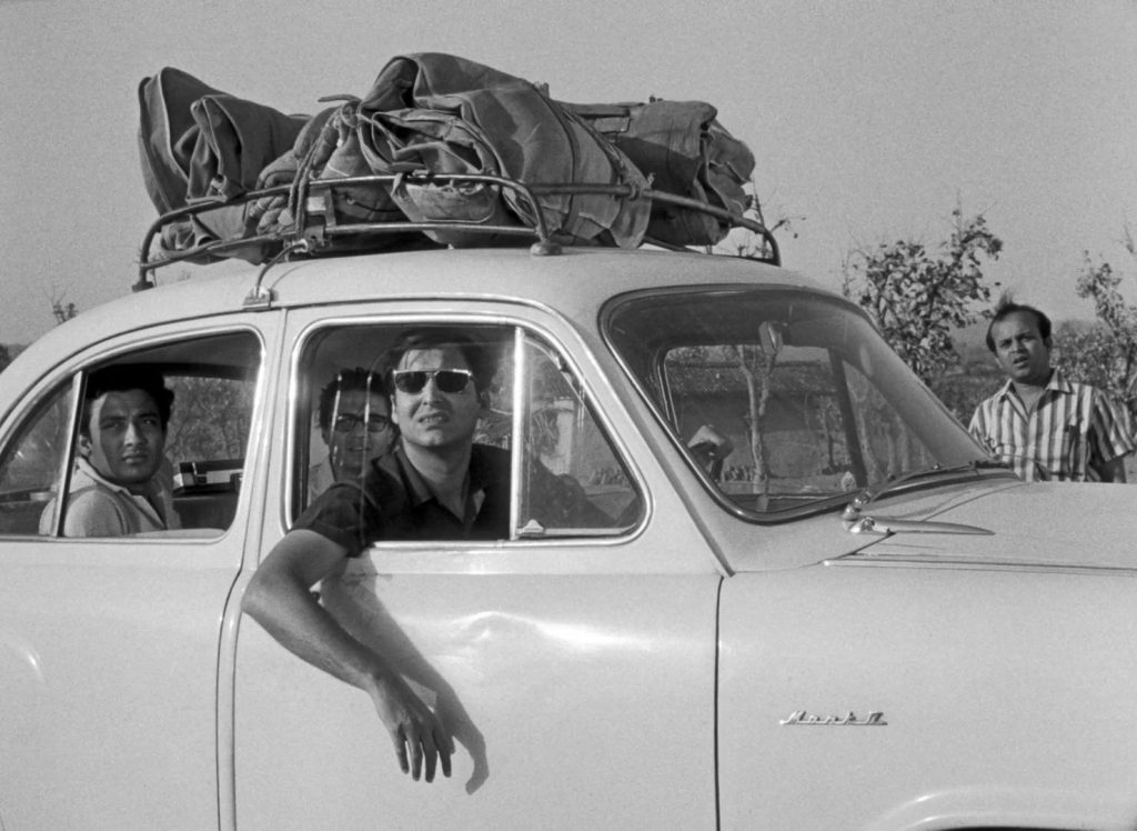 days-and-nights-in-the-forest-0-10-36 Days and Nights in the Forest - Aranyer Din Ratri - Satyajit Ray - Samit Bhanja - Subhendu Chatterjee - Soumitra Chatterjee - Rabi Ghosh - Hari - Sanjoy - Ashim - Shekhar - car