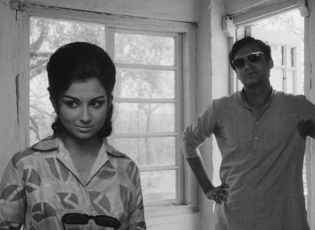 days-and-nights-in-the-forest-0-45-40 Days and Nights in the Forest - Aranyer Din Ratri - Satyajit Ray - Sharmila Tagore - Soumitra Chatterjee - Rini - Ashim