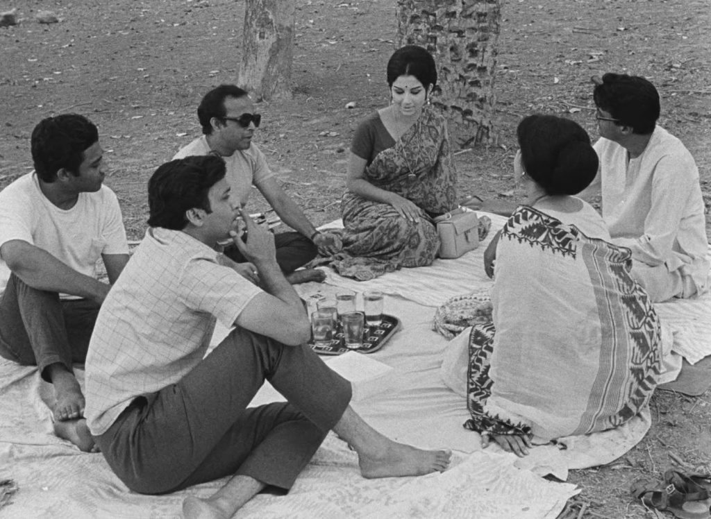 days-and-nights-in-the-forest-1-20-06 Days and Nights in the Forest - Aranyer Din Ratri - Satyajit Ray - Samit Bhanja - Soumitra Chatterjee - Rabi Ghosh - Sharmila Tagore - Kaberi Bose - Subhendu Chatterjee - Hari - Ashim - Shekhar - Rini - Jaya - Sanjoy - picnic - memory game