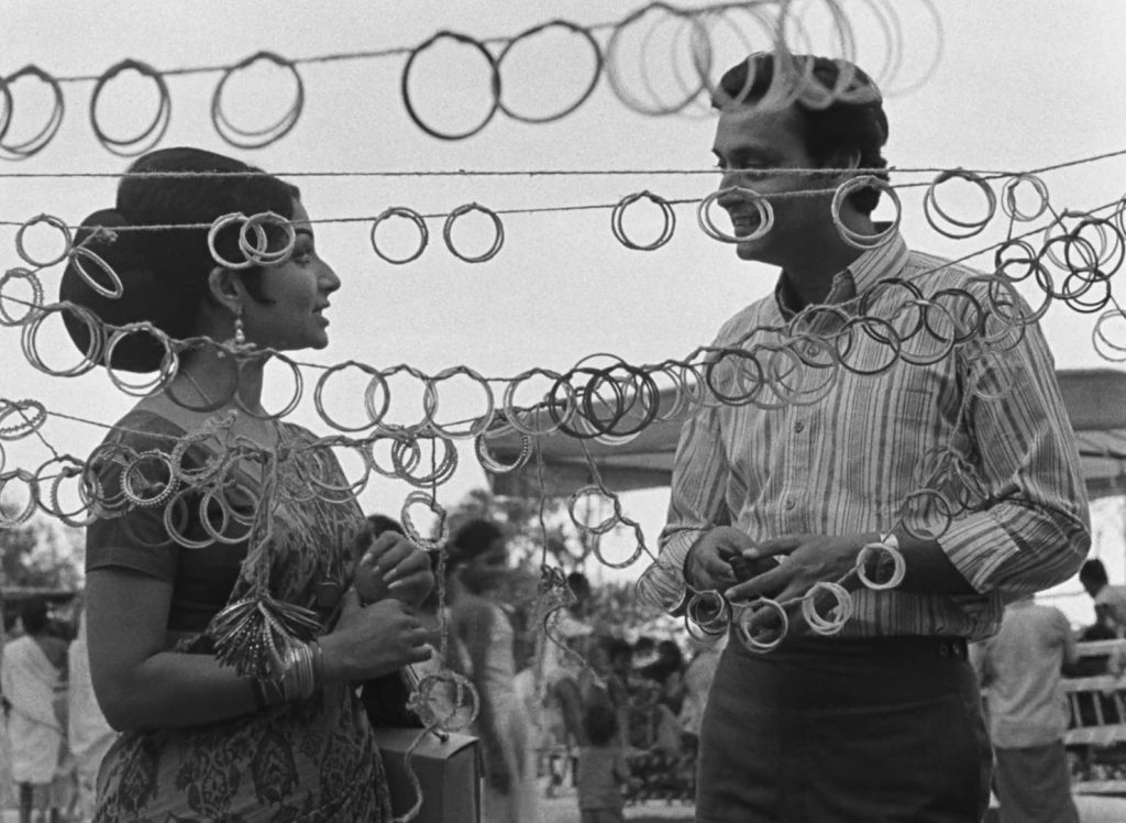 days-and-nights-in-the-forest-1-29-34 Days and Nights in the Forest - Aranyer Din Ratri - Satyajit Ray - Sharmila Tagore - Soumitra Chatterjee - Rini - Ashim - carnival - bangles