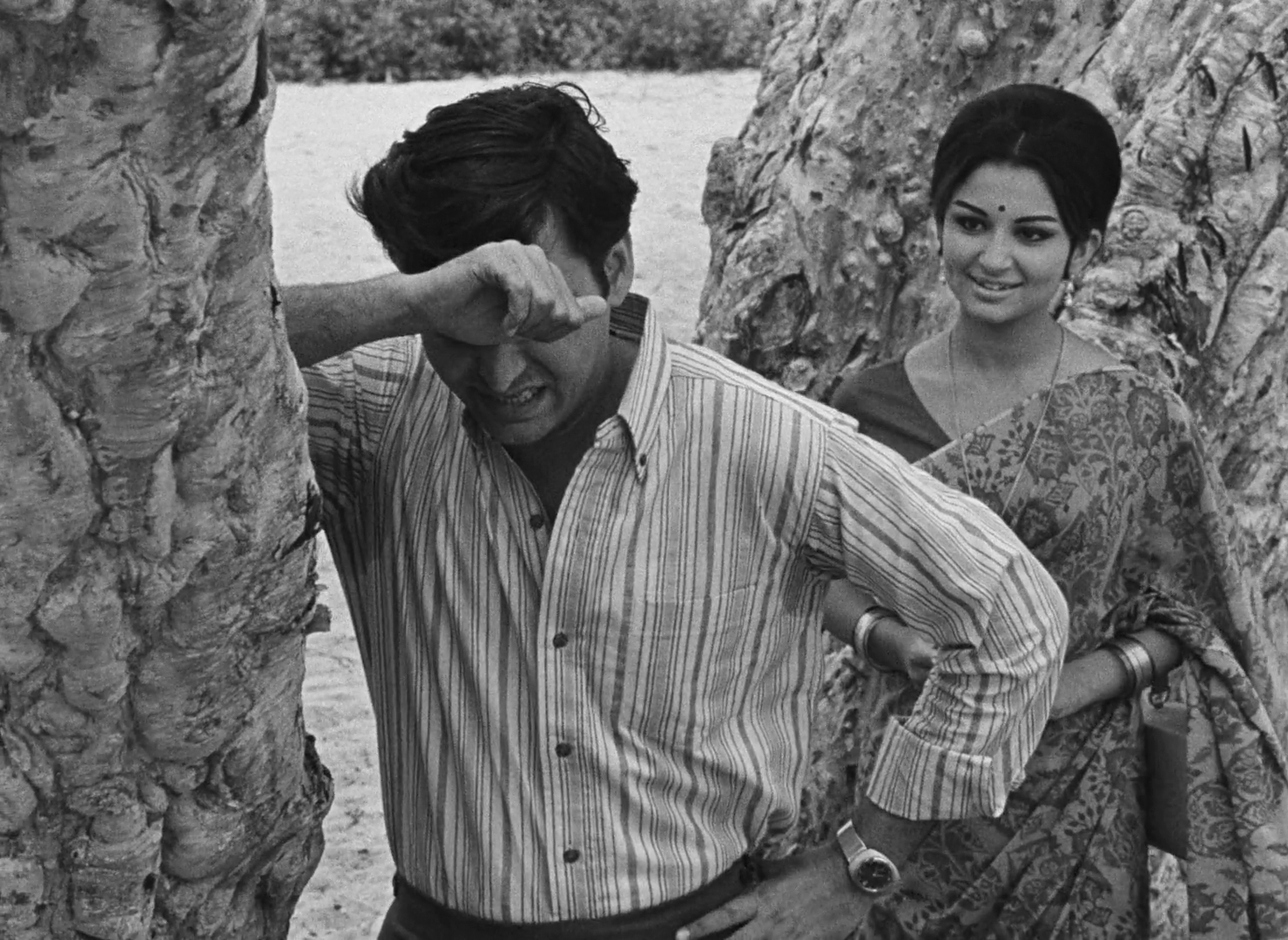 days-and-nights-in-the-forest-1-34-31 Days and Nights in the Forest - Aranyer Din Ratri - Satyajit Ray - Soumitra Chatterjee - Sharmila Tagore - Ashim - Rini - trees