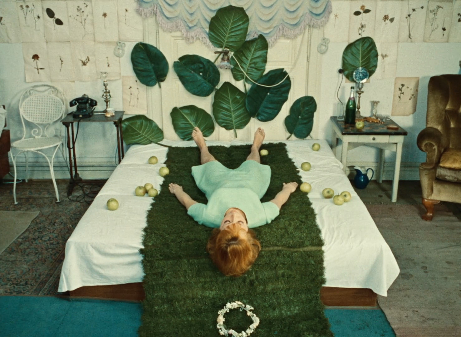Daisies - Sedmikrásky - Věra Chytilová - Ivana Karbanová - bed - apples - leaves